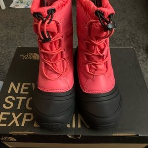 Girls north face snow boots..size 2 .. pink/black